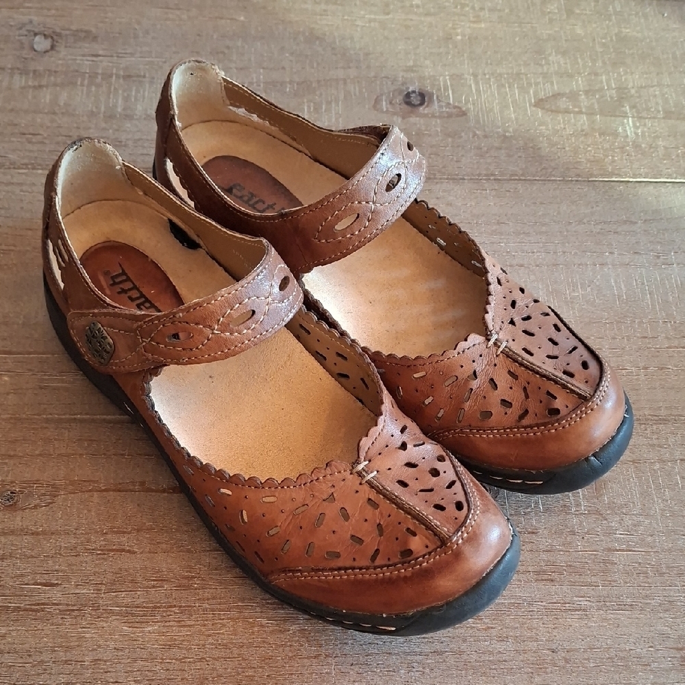 Earth Shoes Brown Leather "Tanglewood" Laser-cut Mary Jane Shoes (US 6)